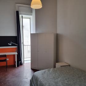 Private room for rent for €470 per month in Naples, Via Pietro Trinchera