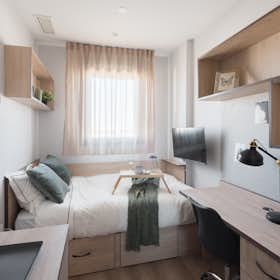 Private room for rent for €698 per month in Sevilla, Avenida Ramón Carande