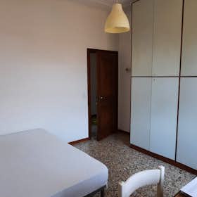私人房间 正在以 €400 的月租出租，其位于 Piacenza, Via San Corrado Confalonieri