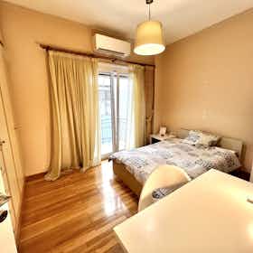 私人房间 正在以 €370 的月租出租，其位于 Athens, Smolensky