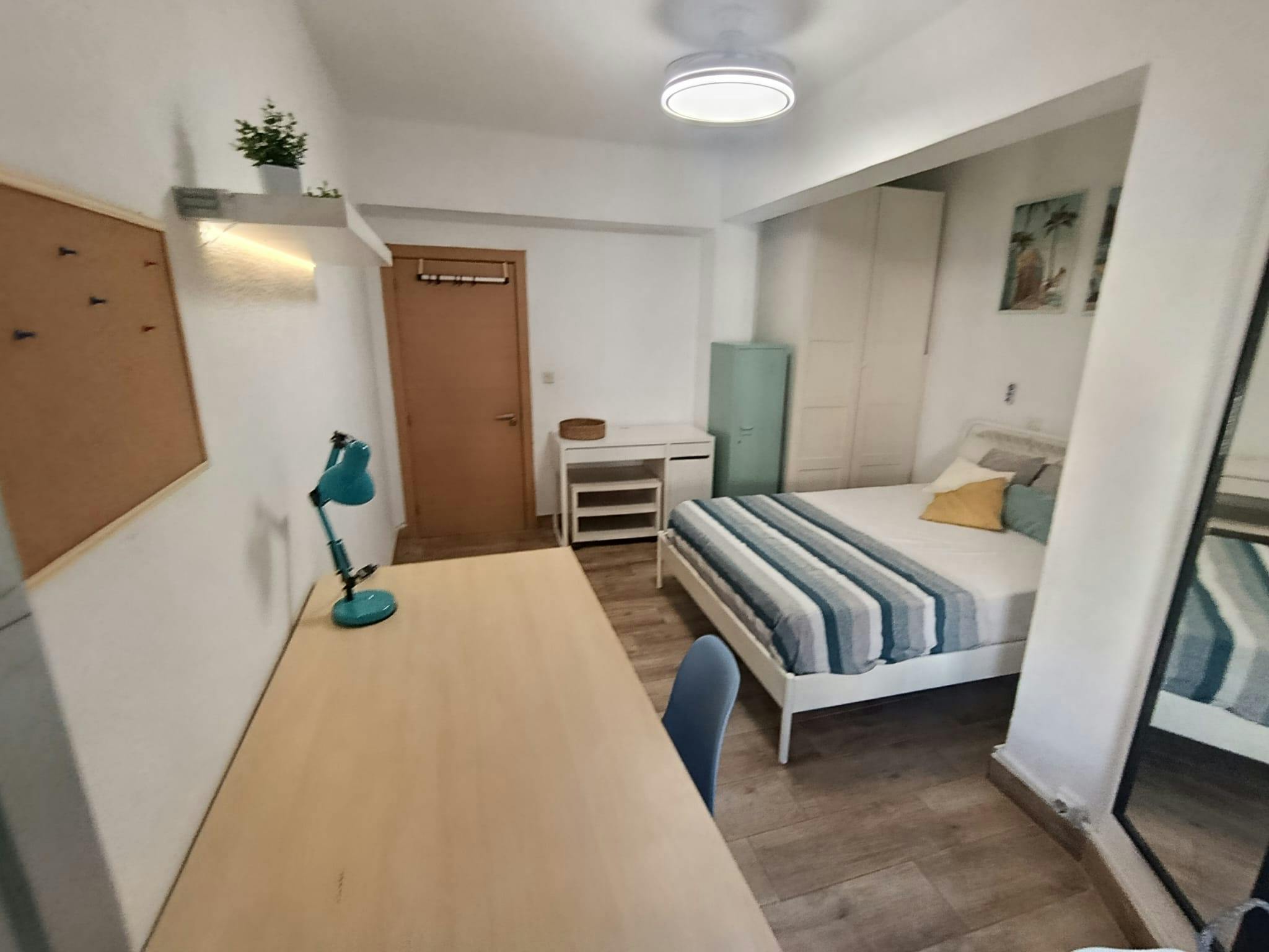 WG-Zimmer zu mieten für 350 € pro Monat in Almería, Calle de Quesada