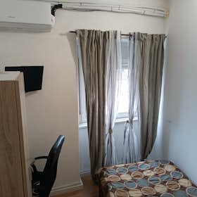 Private room for rent for €400 per month in Amadora, Rua Garcia de Orta