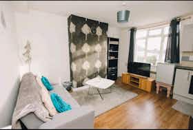 公寓 正在以 £2,008 的月租出租，其位于 Luton, Sundon Park Road