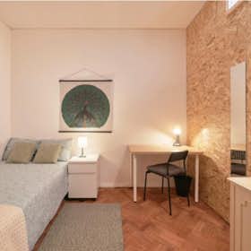 Private room for rent for €590 per month in Porto, Rua de Cinco de Outubro