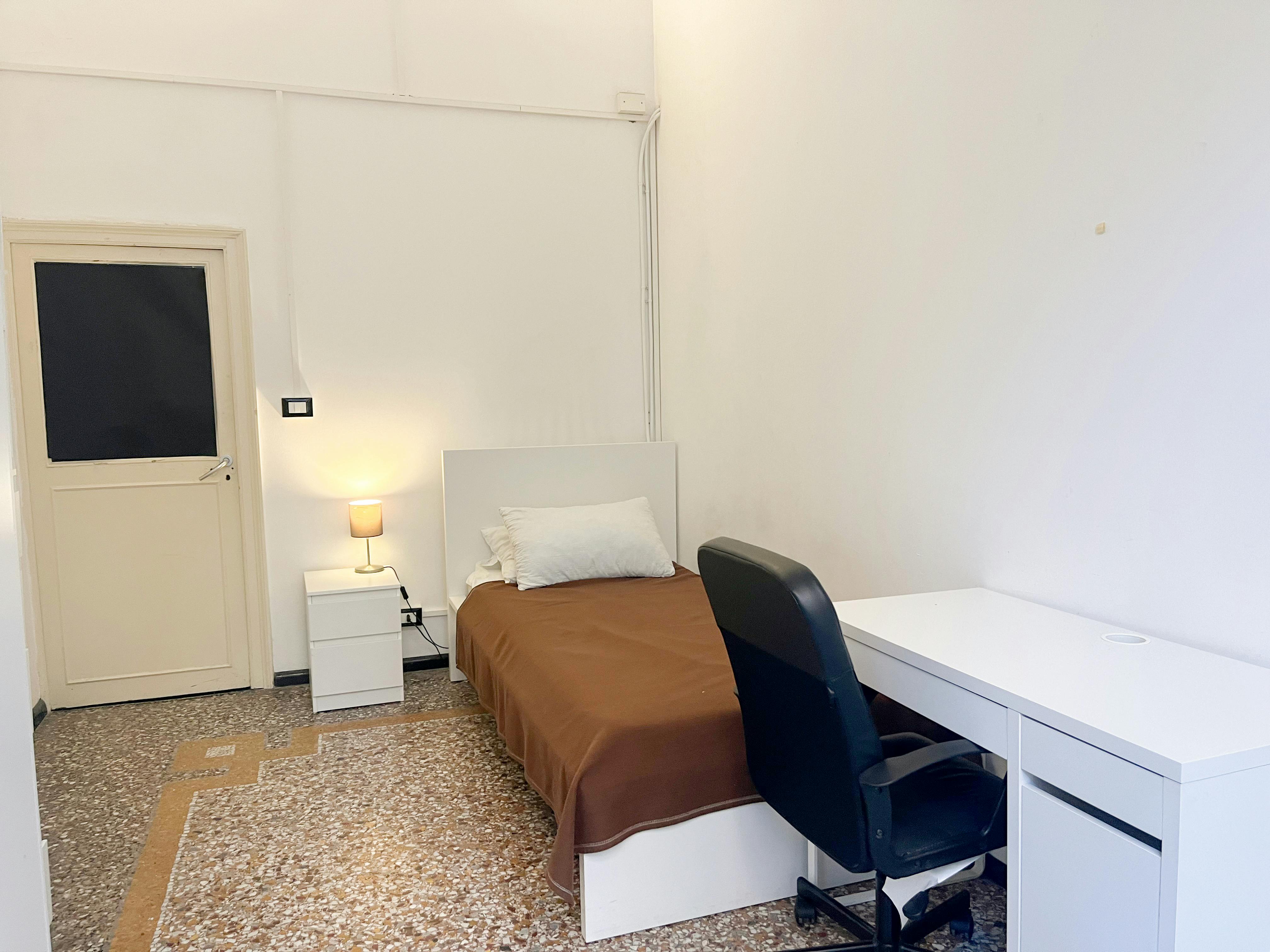 Cameră privată de închiriat pentru 460 EUR pe lună în Genoa, Via Caffaro