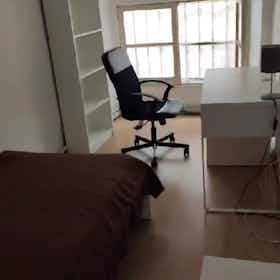 Отдельная комната сдается в аренду за 390 € в месяц в Genoa, Via Caffaro