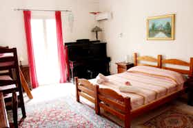 私人房间 正在以 €650 的月租出租，其位于 Palermo, Via Argenteria
