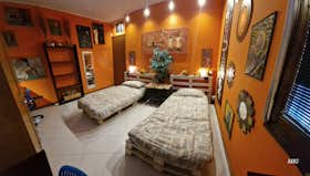 Mehrbettzimmer zu mieten für 370 € pro Monat in Bergamo, Via San Domenico Savio