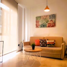 Apartment for rent for €2,400 per month in Málaga, Calle Gigantes
