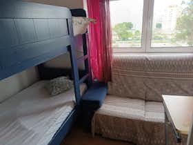 Shared room for rent for €370 per month in Amadora, Rua Garcia de Orta