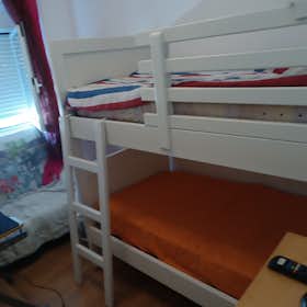 Shared room for rent for €350 per month in Amadora, Rua Garcia de Orta