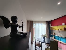 Apartment for rent for €1,100 per month in Etterbeek, Avenue d'Auderghem