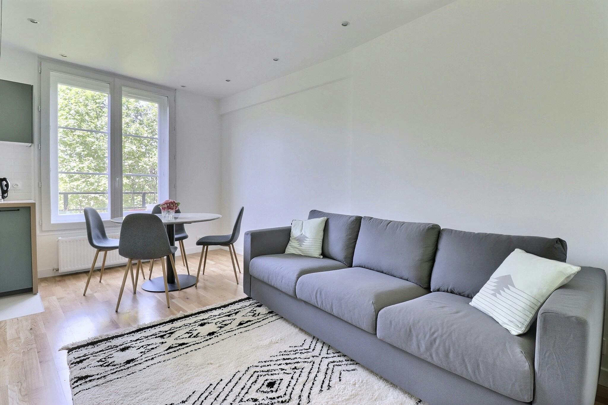 Apartment for rent for €2,110 per month in Neuilly-sur-Seine, Rue Perronet