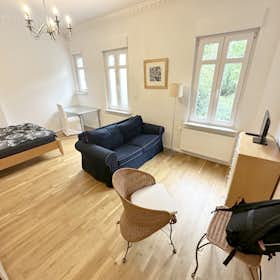 Privé kamer for rent for € 750 per month in Frankfurt am Main, Klingenberger Straße