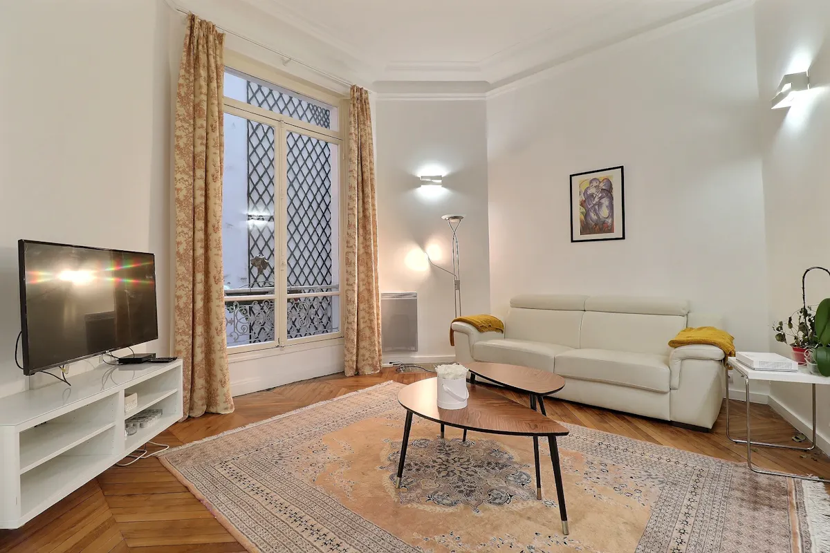 1-Bedroom Apartment in Rue Marbeuf, Paris (1217342) ROOM