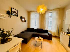 Apartment for rent for €1,300 per month in Ixelles, Rue Souveraine
