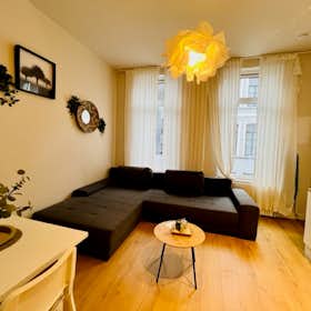 Apartment for rent for €1,300 per month in Ixelles, Rue Souveraine