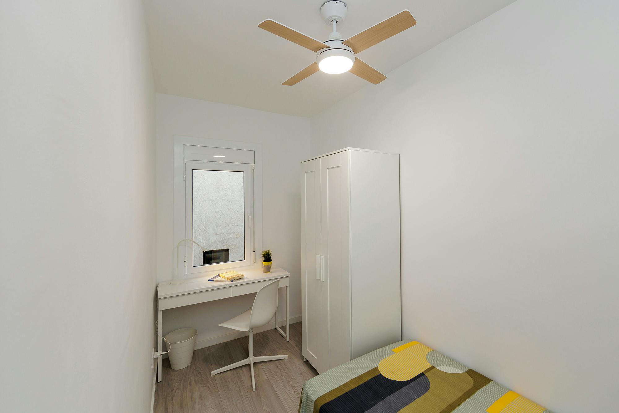 Private room for rent for €575 per month in L'Hospitalet de Llobregat, Carrer de París