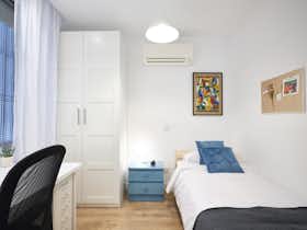 Mehrbettzimmer zu mieten für 704 € pro Monat in Madrid, Calle Julián Romea