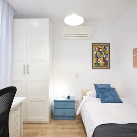 Habitación compartida en alquiler por 704 € al mes en Madrid, Calle Julián Romea