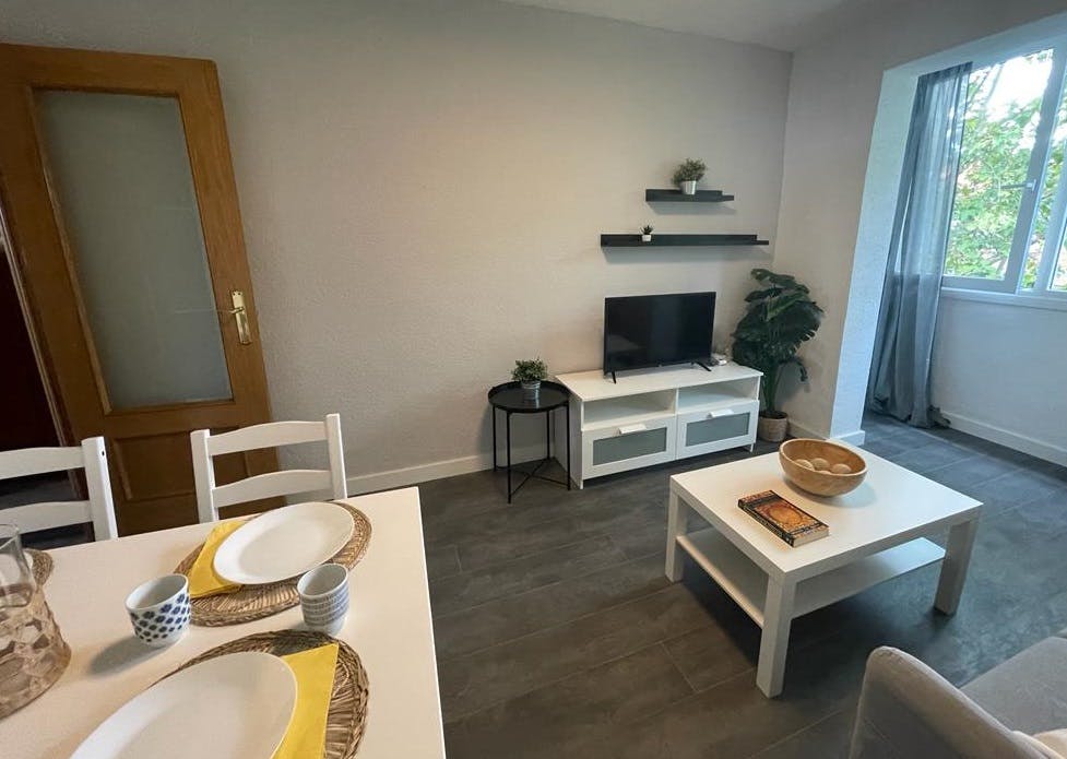 Apartment for rent for €1,390 per month in Madrid, Calle de Almendralejo