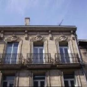 Apartment for rent for €2,249 per month in Bordeaux, Place Sainte-Eulalie