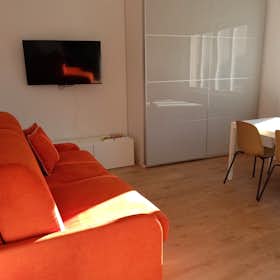 Studio for rent for €1,350 per month in Milan, Via Tagiura