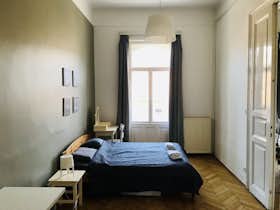 Private room for rent for HUF 197,644 per month in Budapest, Bezerédj utca