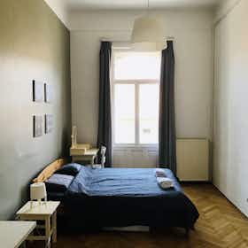 Private room for rent for HUF 198,365 per month in Budapest, Bezerédj utca