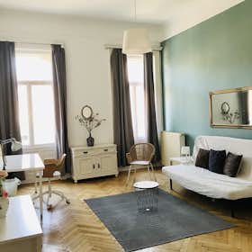 Private room for rent for HUF 201,017 per month in Budapest, Bezerédj utca