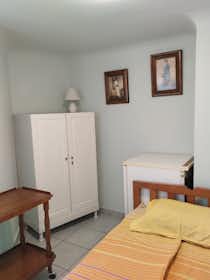 Отдельная комната сдается в аренду за 300 € в месяц в Athens, Acharnon