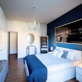 公寓 正在以 €2,000 的月租出租，其位于 Turin, Via Andrea Sansovino