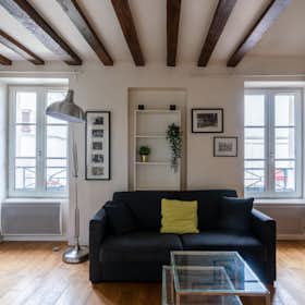 Studio for rent for €3,200 per month in Paris, Rue Norvins
