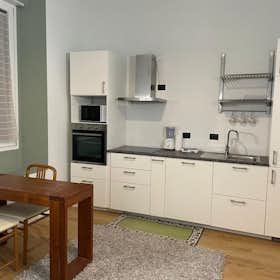 Apartment for rent for €1,750 per month in Milan, Via Valassina