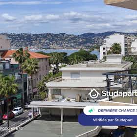 Lägenhet att hyra för 1 100 € i månaden i Antibes, Avenue Docteur Dautheville