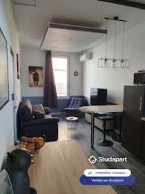 Appartement te huur voor € 670 per maand in Nîmes, Rue Flamande