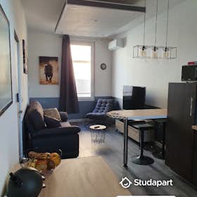 Apartament de închiriat pentru 670 EUR pe lună în Nîmes, Rue Flamande