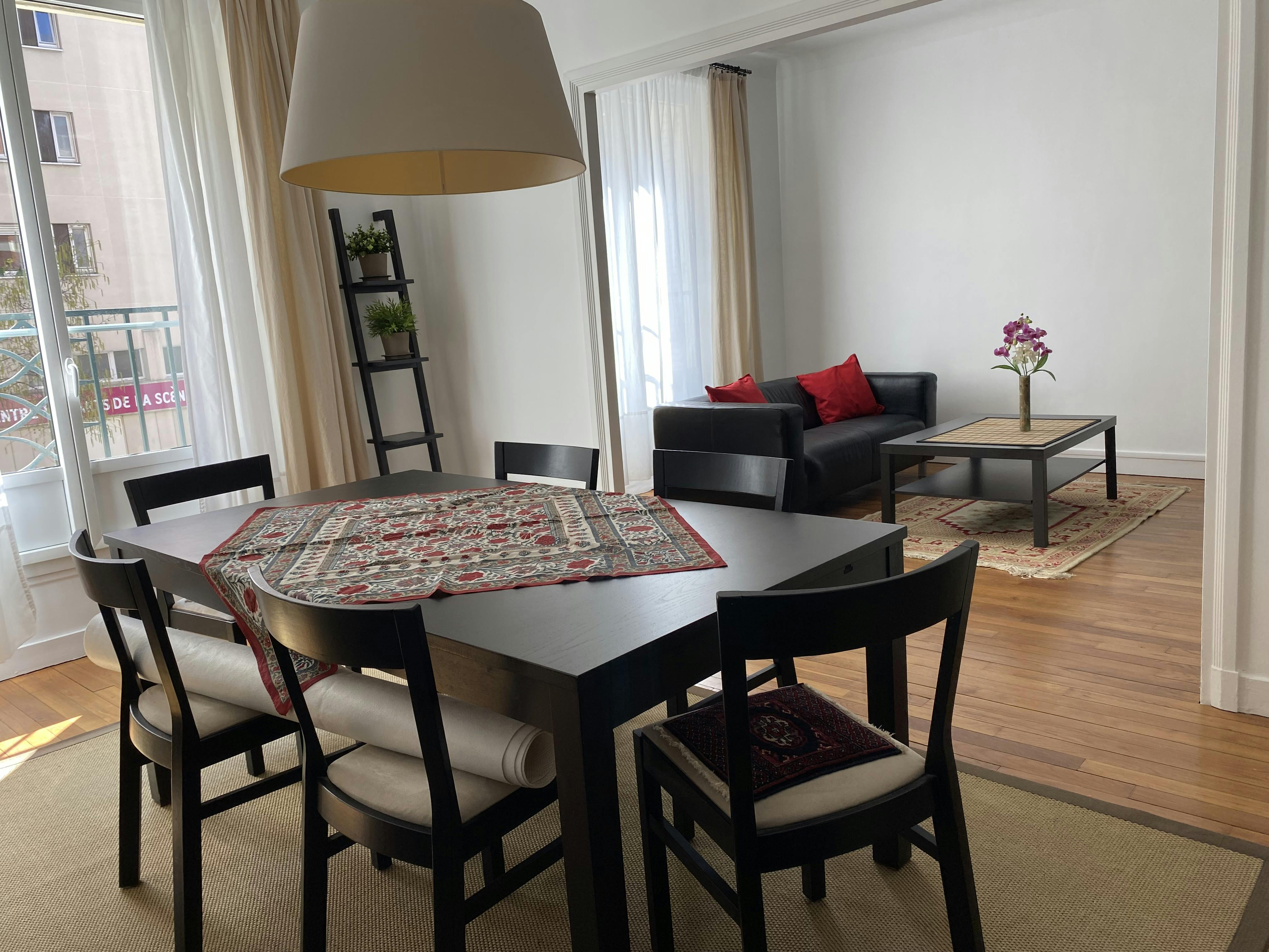 Building for rent for €2,200 per month in Paris, Rue Dutot