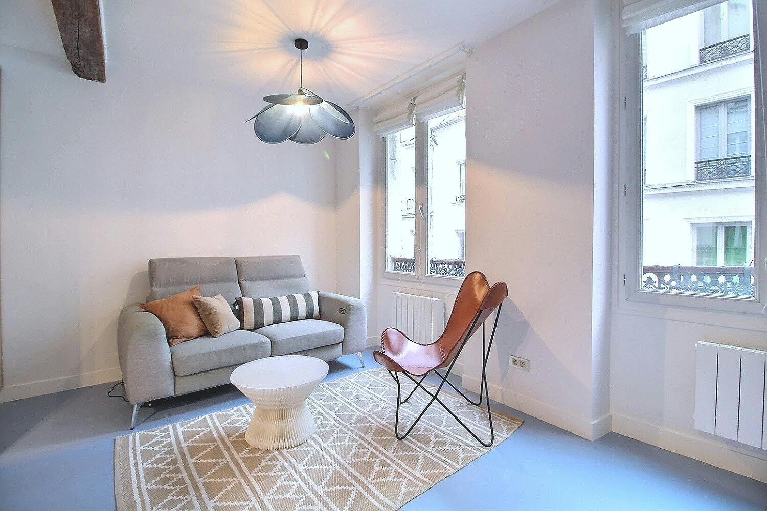 Apartment for rent for €1,853 per month in Paris, Rue Poissonnière