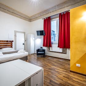 Studio for rent for €1,200 per month in Florence, Via della Pergola