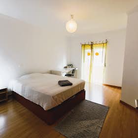 Private room for rent for €650 per month in Cascais, Rua António Sacramento