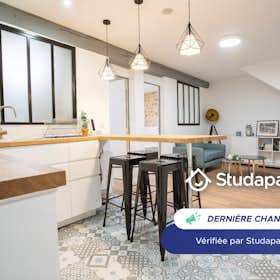 Appartement te huur voor € 1.490 per maand in Bordeaux, Rue Denise