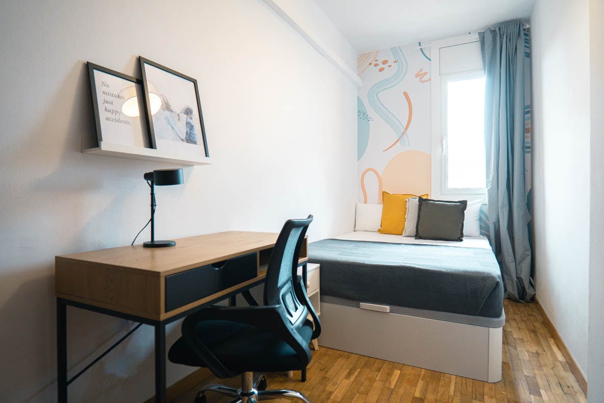 Private room for rent for €650 per month in Barcelona, Travessera de les Corts