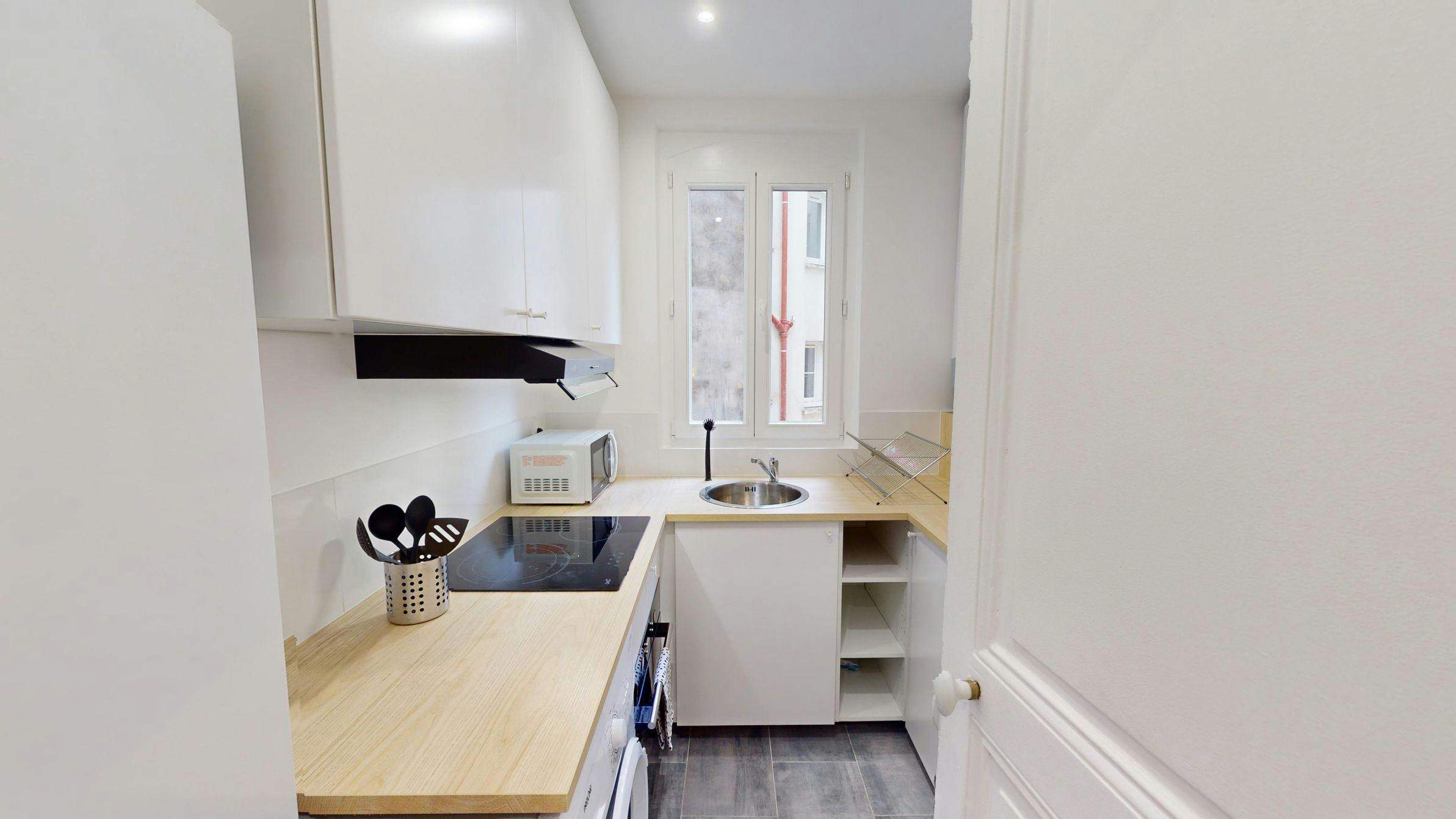 Private room for rent on Rue Chaligny, Paris - Plus