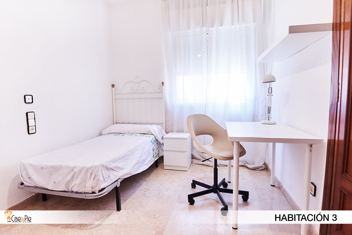 Private room for rent for €345 per month in Sevilla, Calle Campoamor