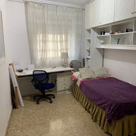 Private room for rent for €490 per month in Sevilla, Calle Gustavo Bacarisas