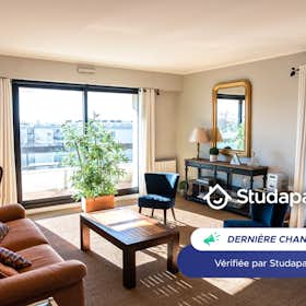 Apartment for rent for €2,400 per month in Bordeaux, Rue Poujeau