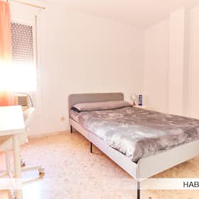 Private room for rent for €345 per month in Sevilla, Calle Farmaceútico Murillo Herrera