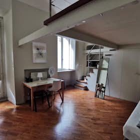 Общая комната сдается в аренду за 590 € в месяц в Turin, Vicolo San Lorenzo