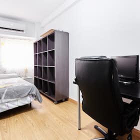 Private room for rent for €451 per month in Sevilla, Calle Tarfía